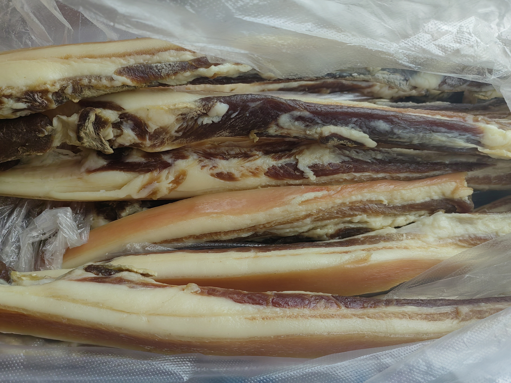 南雄蒜苗炒白腊肉,这是冬天很有烟火气的一道下饭菜,也很容易做.