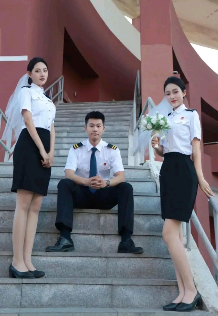 这张照片拍摄于2019年,天津中国民航大学校园里,三名即将毕业的空乘