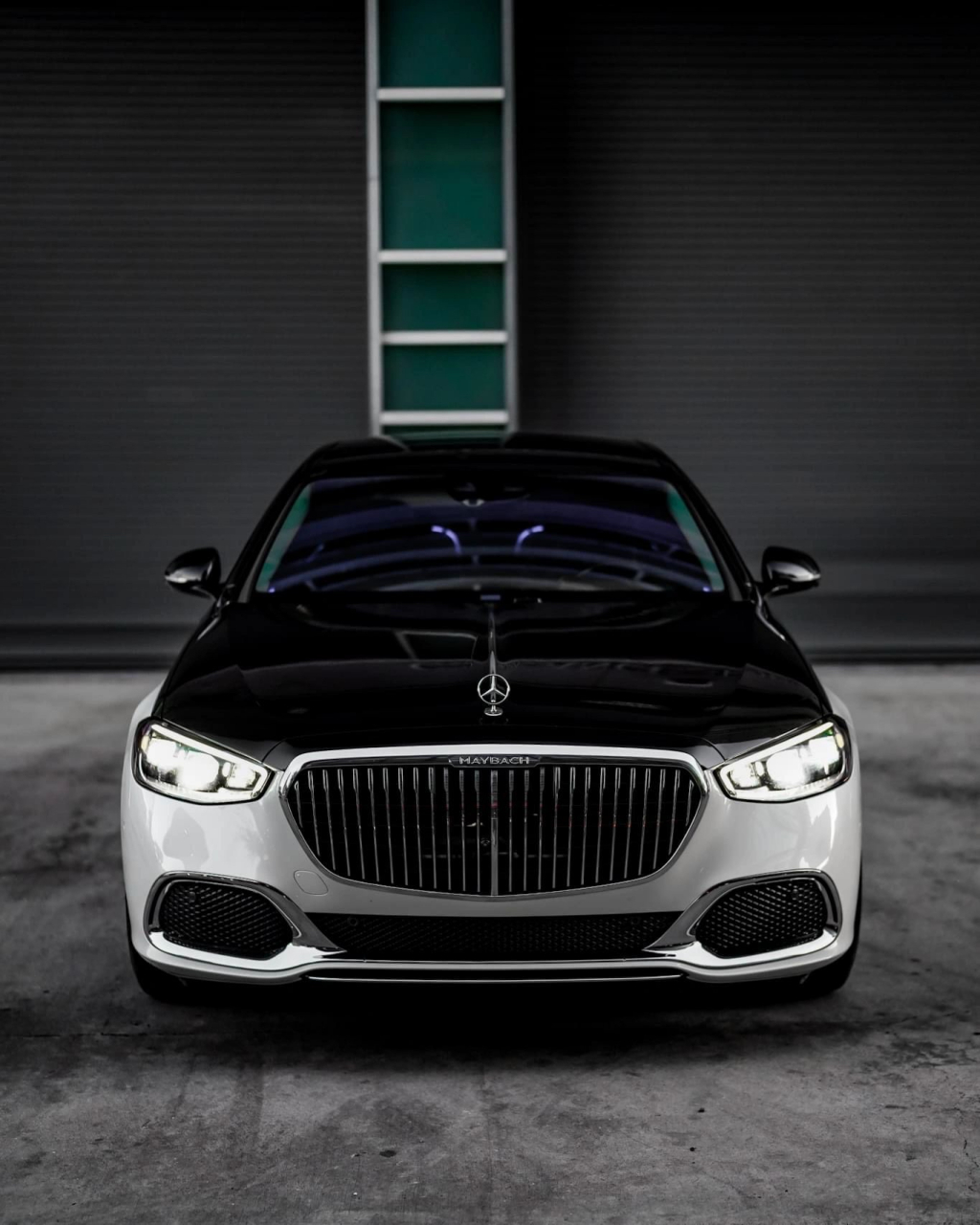 迈巴赫s580的双拼搭配真的很帅气,桃木方向盘,双拼可以选择自己去店面