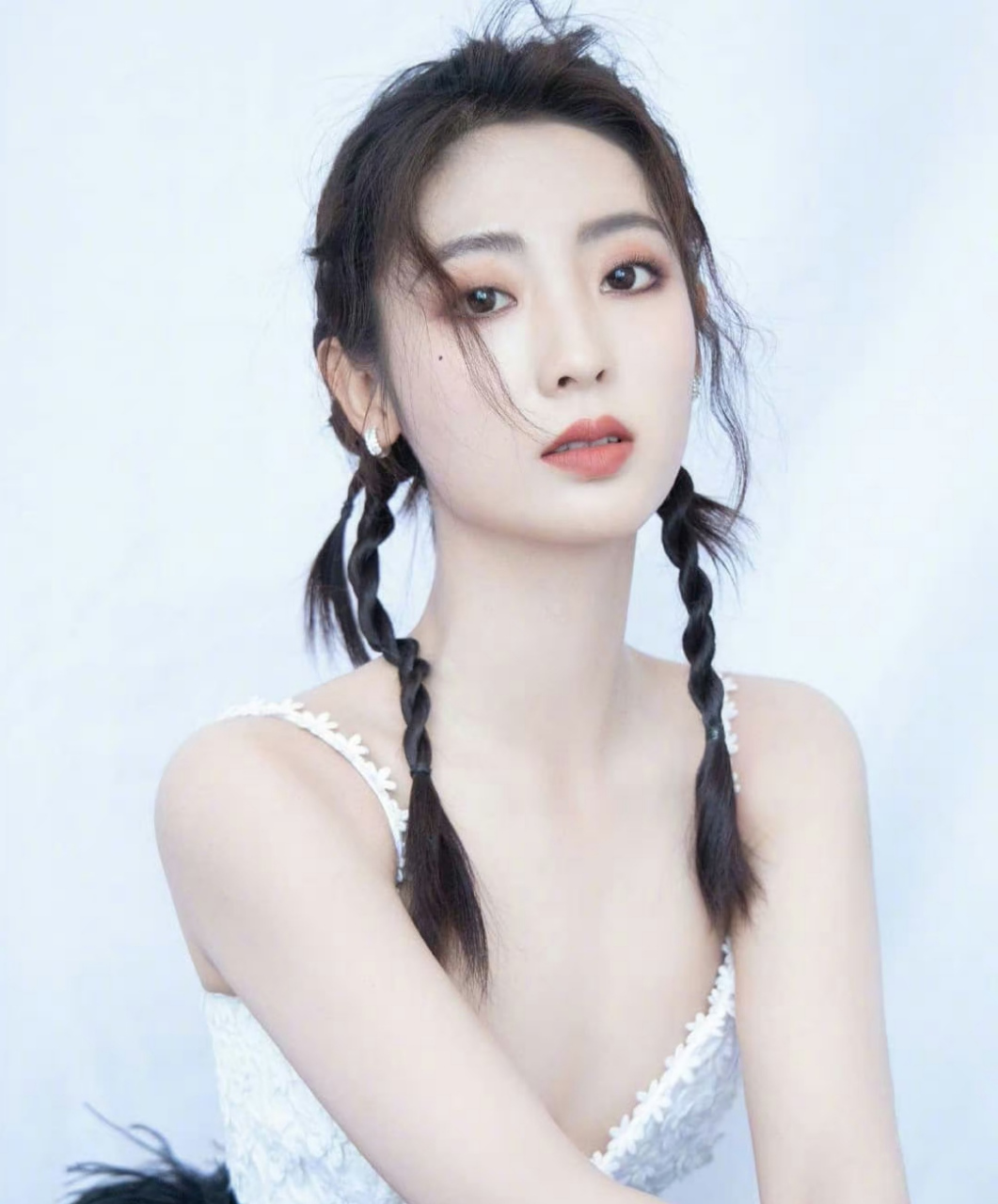 邢菲# 头扎双马尾,身穿黑白相间吊带连衣裙,肤白貌美的容颜,白皙夏圹