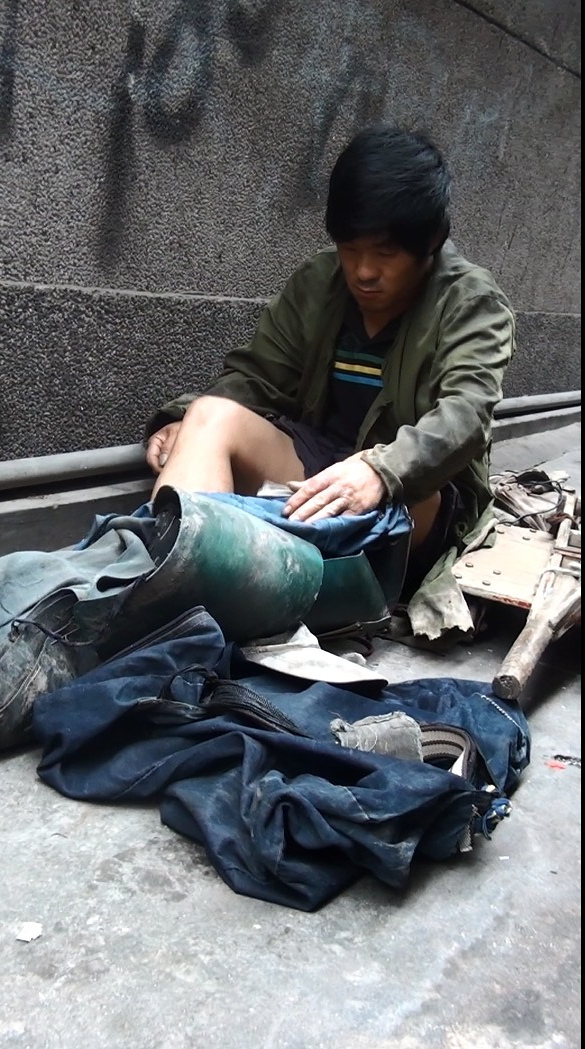 有一个流浪乞丐,偶然捡到了一块好看的物件,从此奇怪事发生了