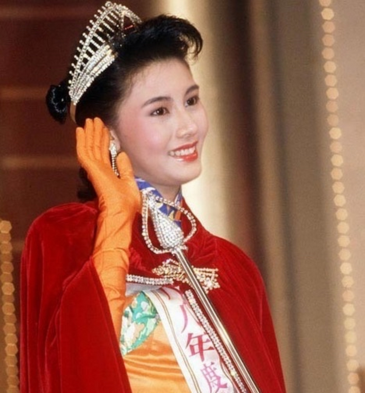 李嘉欣港姐冠军,当年她夺冠时激动的心情难以言表,镜头里的她大口喘着