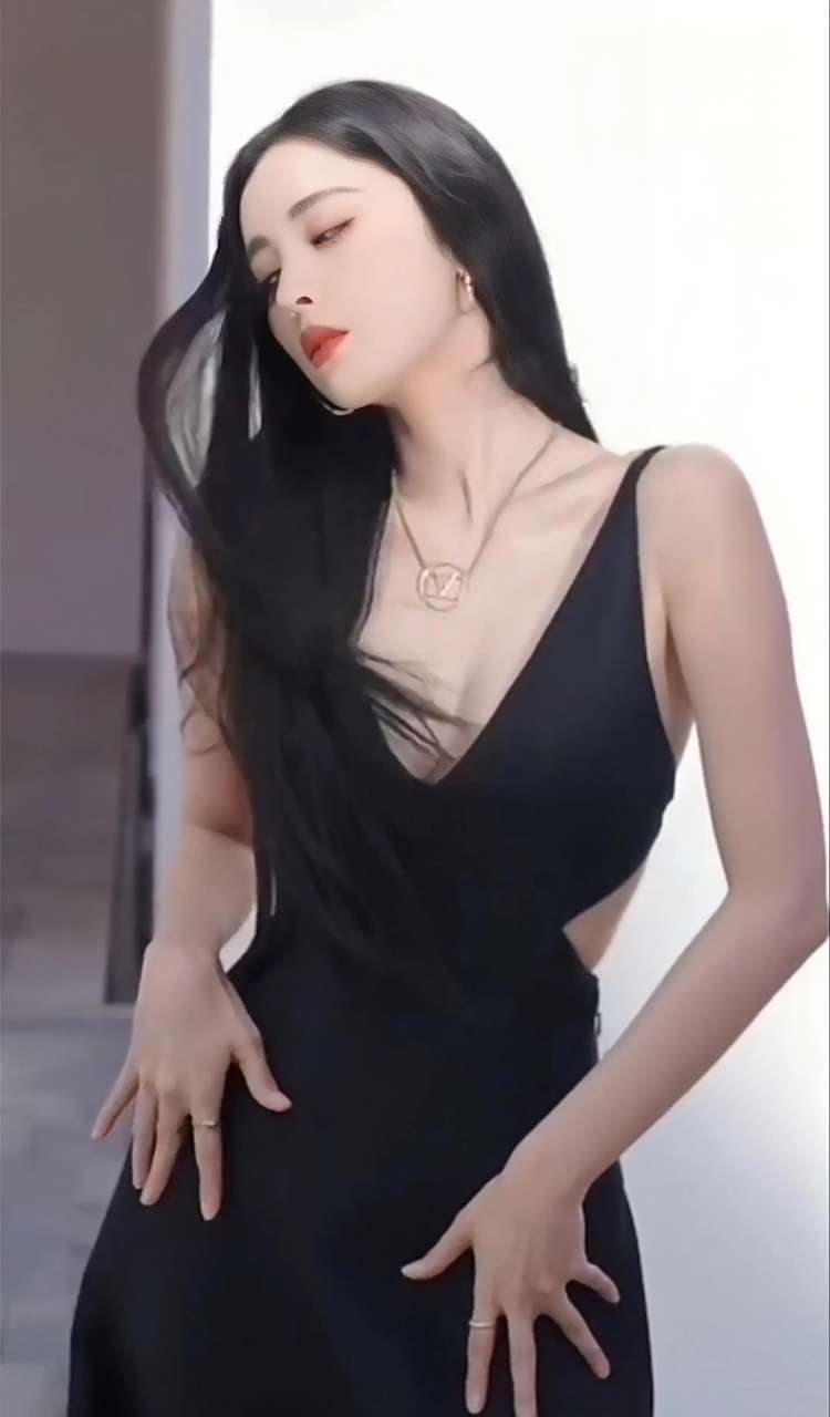 娜扎绝对是女明星中"大号水蜜桃"的代表,她身穿深v吊带装,尽显出傲人