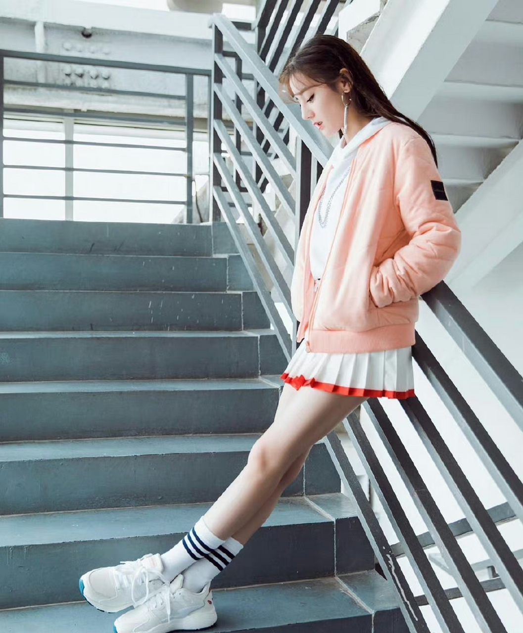 明星# #迪丽热巴#  热巴白色卫衣搭配百褶裙,清新时尚靓丽迷人.