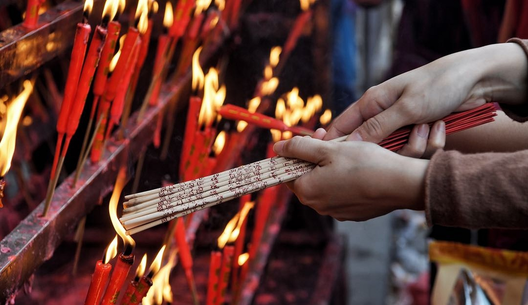 近年来,越来越多的年轻人去寺庙上香,这可能与以下一些因素有关:  1.