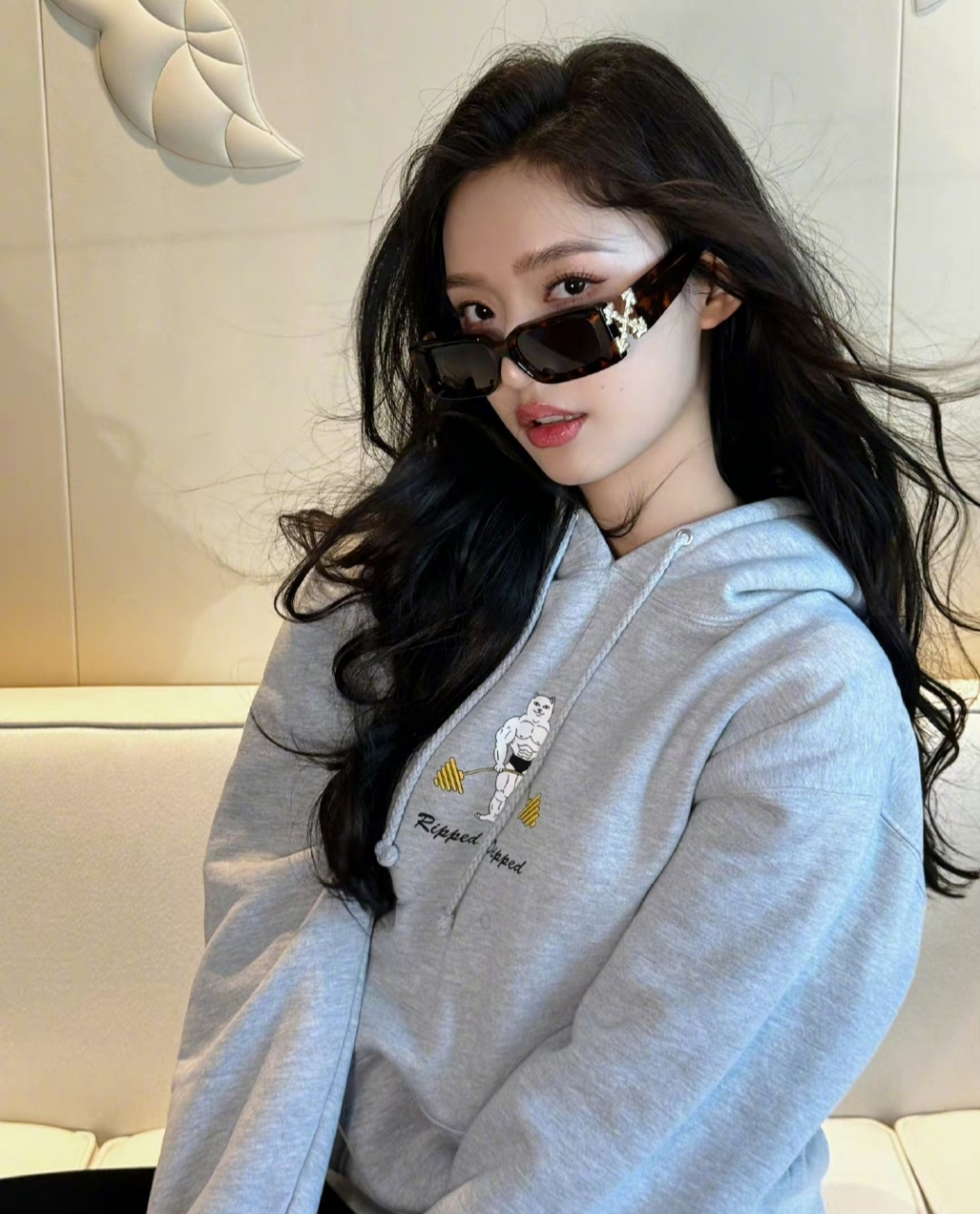 林允分享无滤镜自拍照,刚涂完口红就嘟着嘴卖萌,鲶鱼系长相很有个人