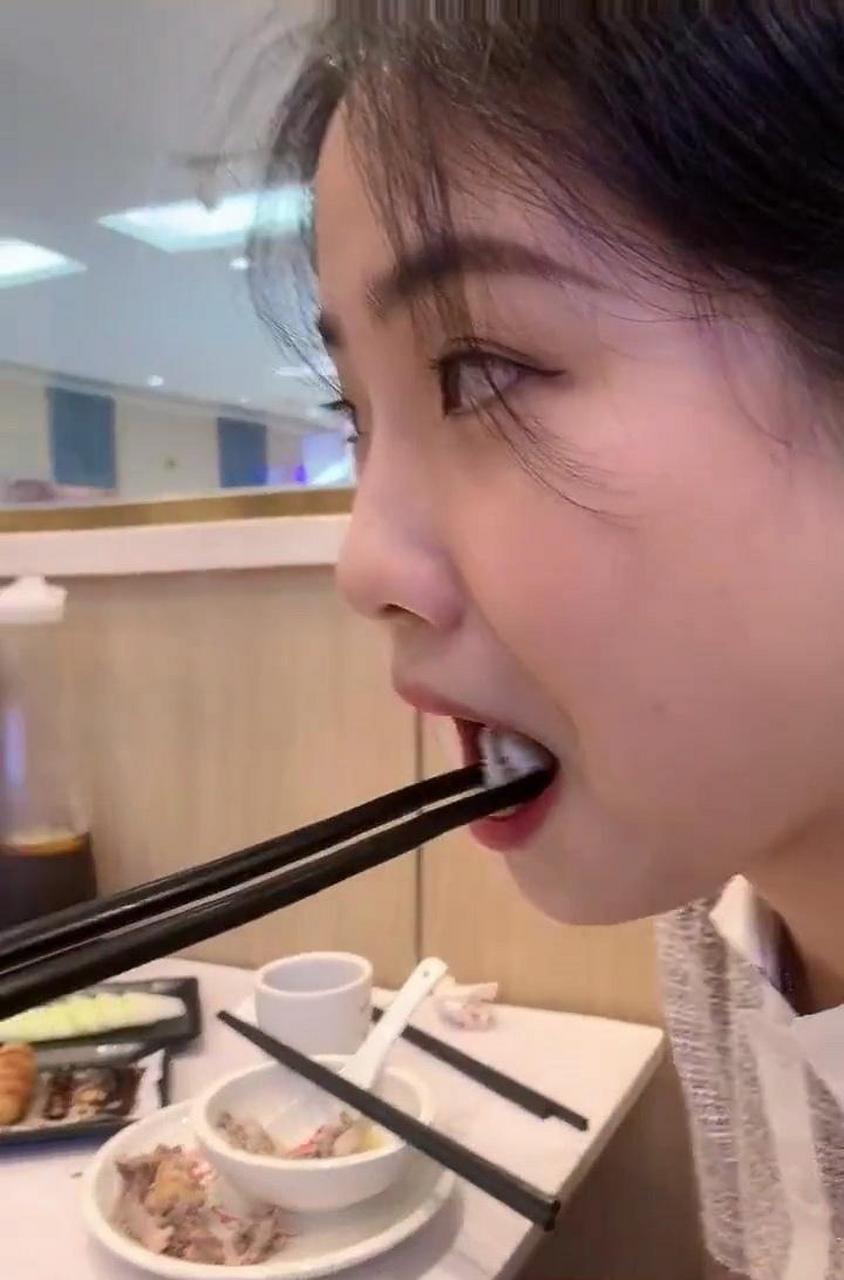 每次跟女朋友一起吃饭她都喊她闺蜜,今天终于知道为什么了.