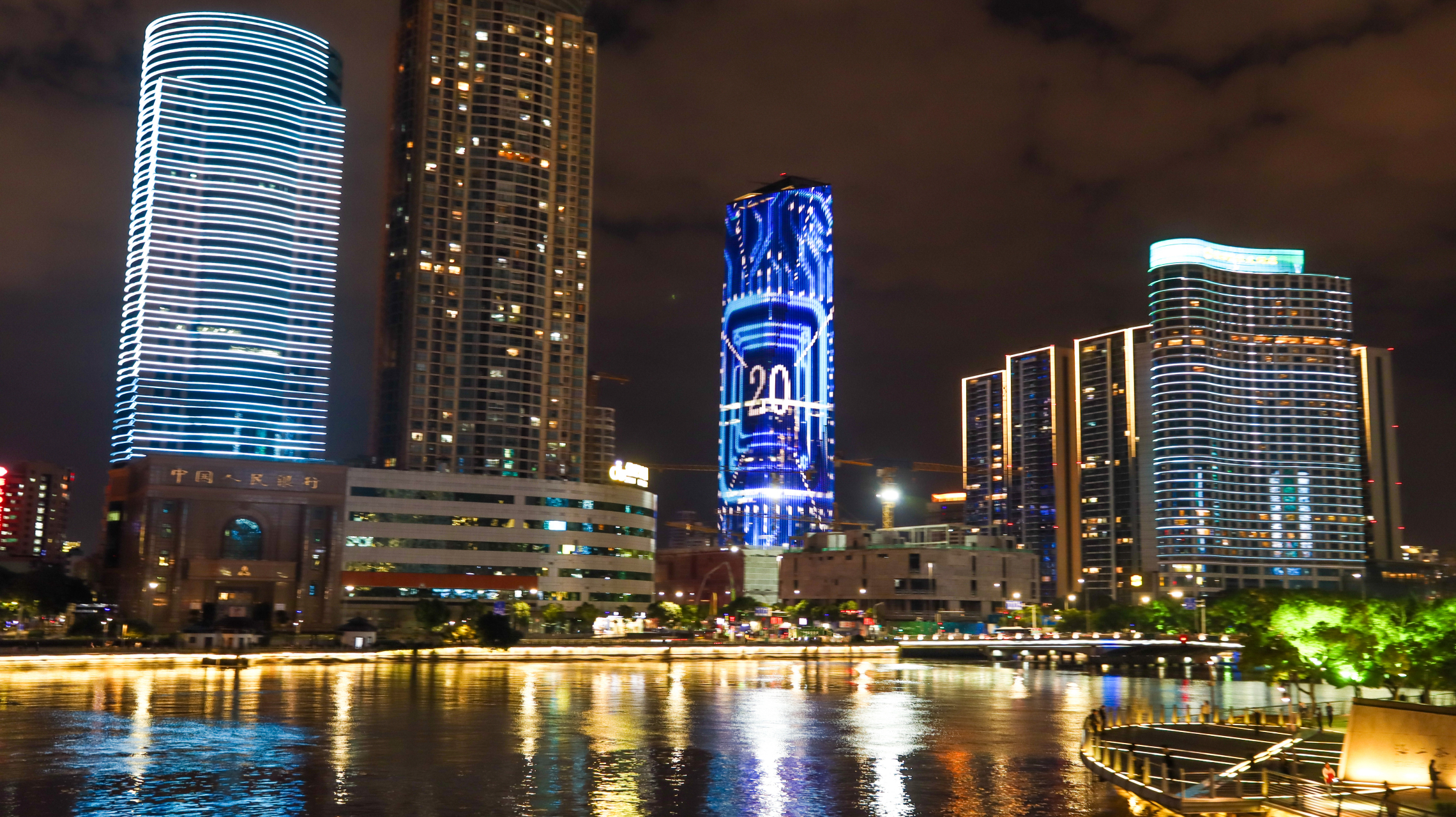 宁波市三江口的夜景灯光秀