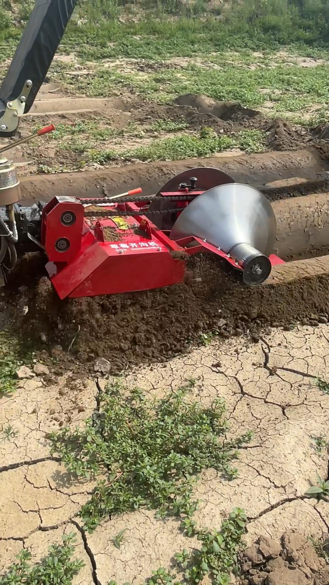 草莓开沟起垄机农民的好帮手