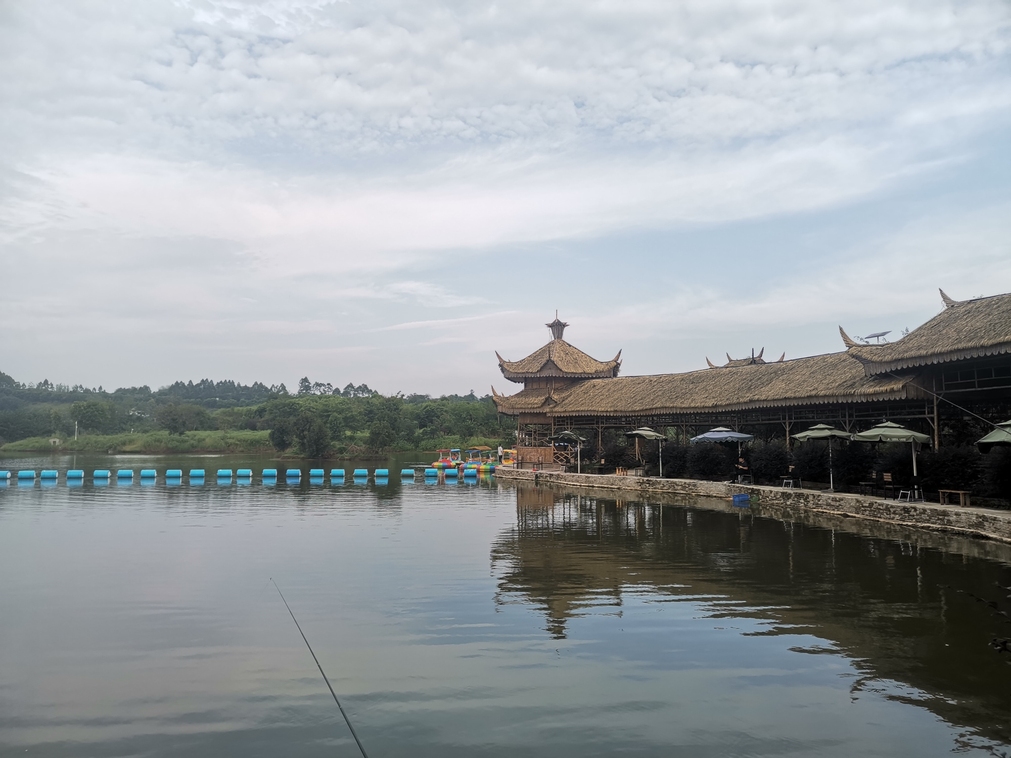 重庆渝北城郊度假村,花海不再,湖泊依旧,傣族风情更有意思