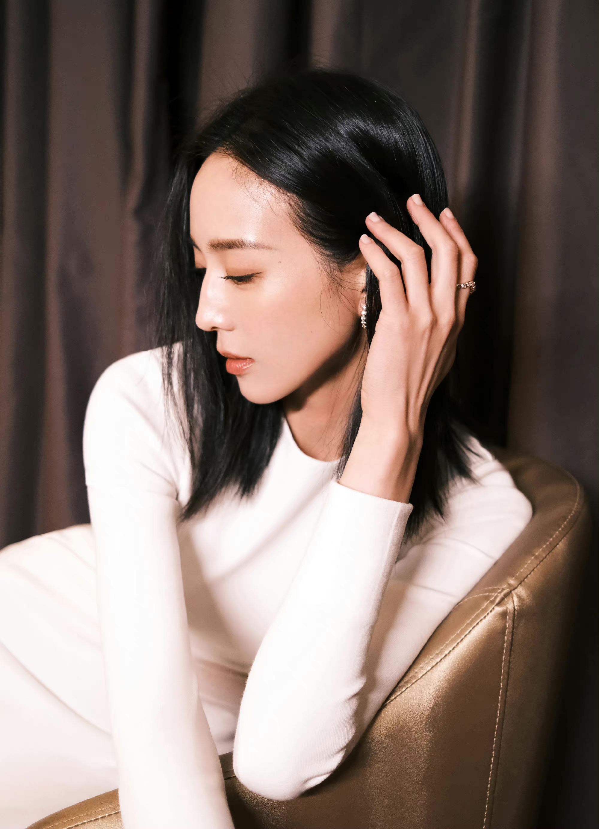 张钧甯身穿白裙 温婉动人