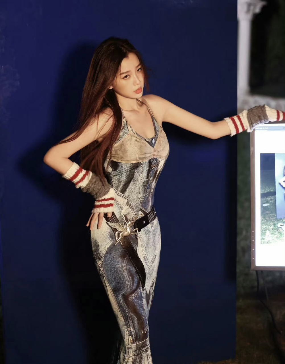 虞书欣的腰臀比好绝,这腰纤细又充满力量感,不干瘦,是很健康的身材