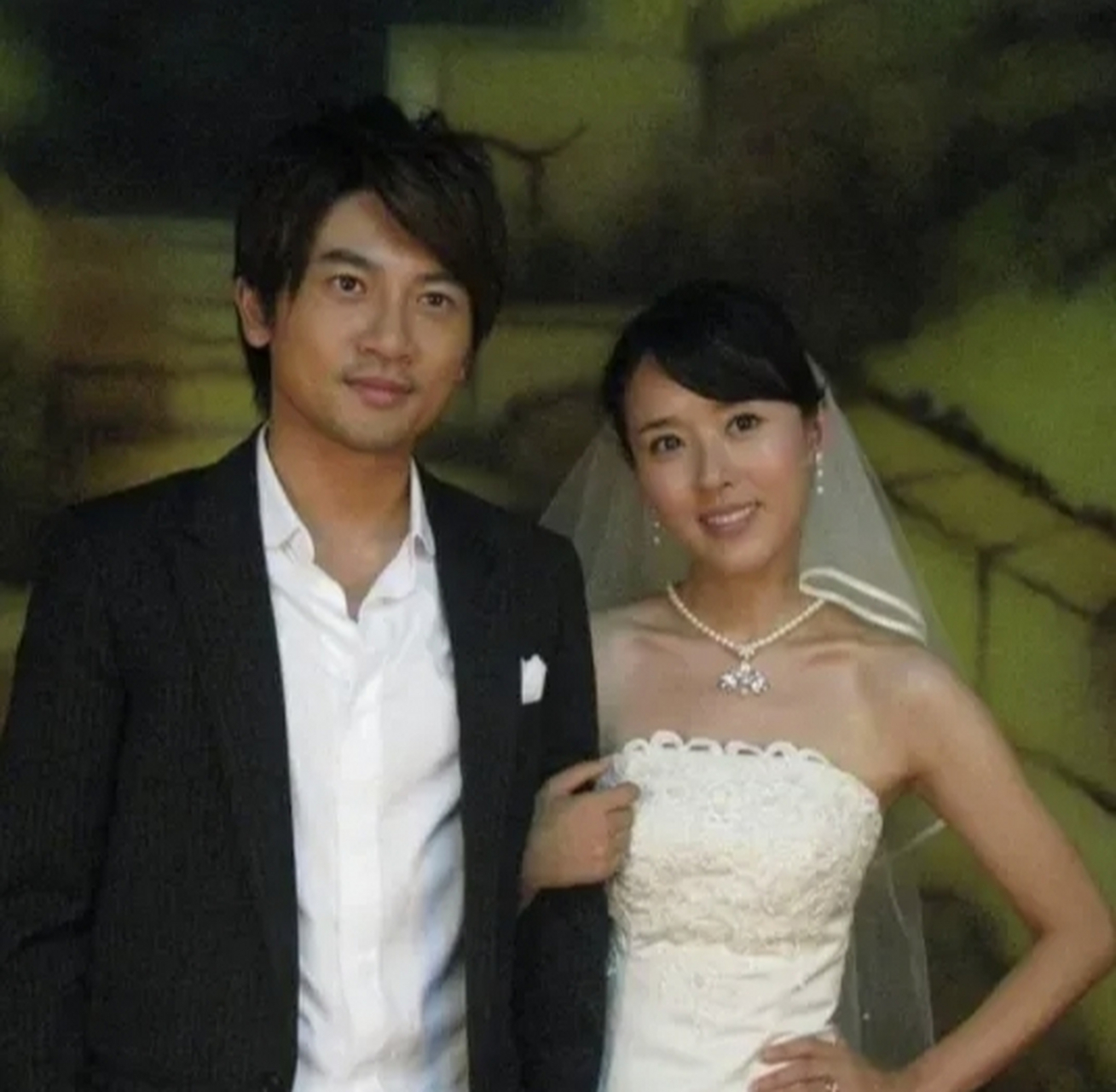 苏有朋与经纪人艾米秘密结婚长达10年,在被港媒曝光后引发了热议.