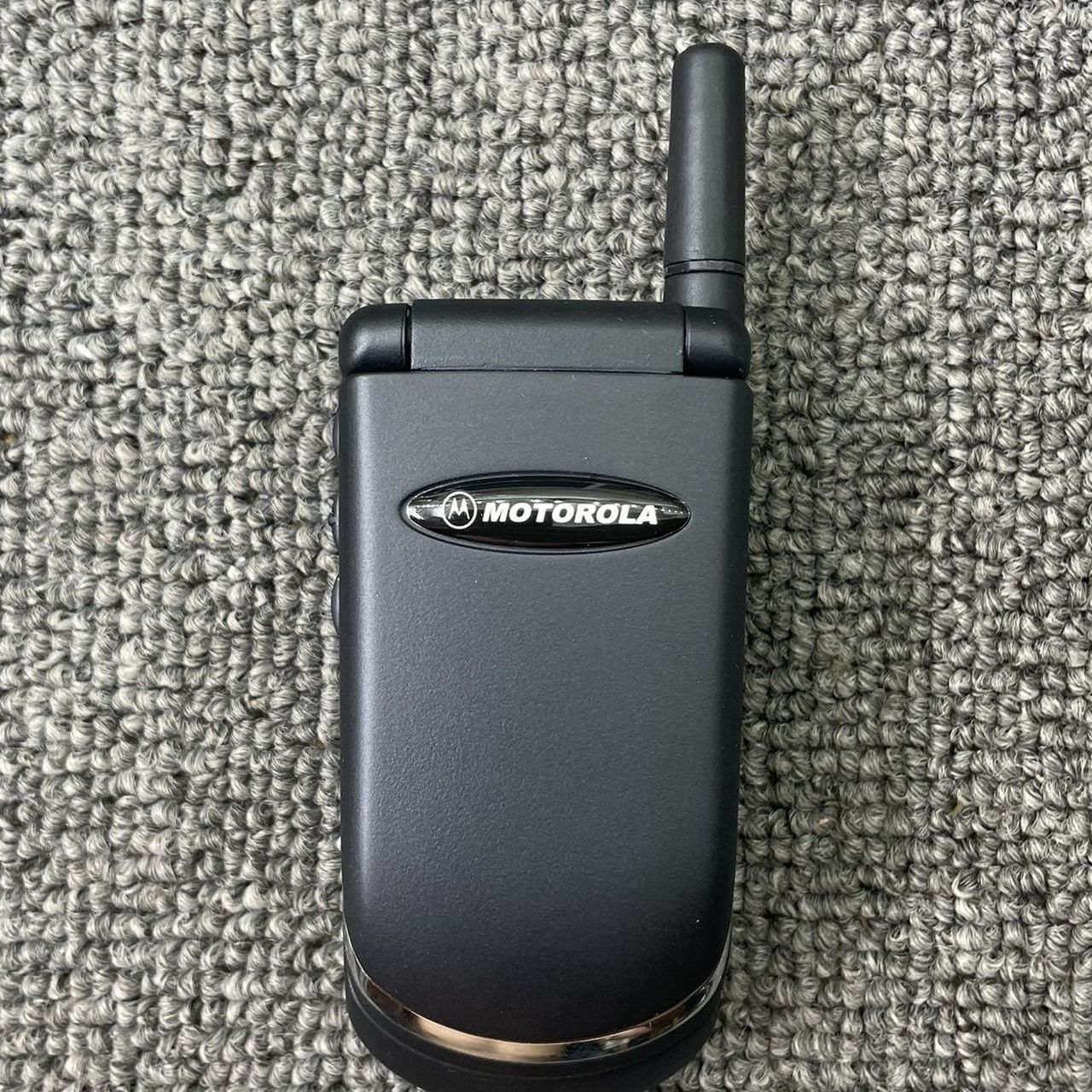 买一部摩托罗拉v998折叠翻盖手机,是20年前多少人的梦想!