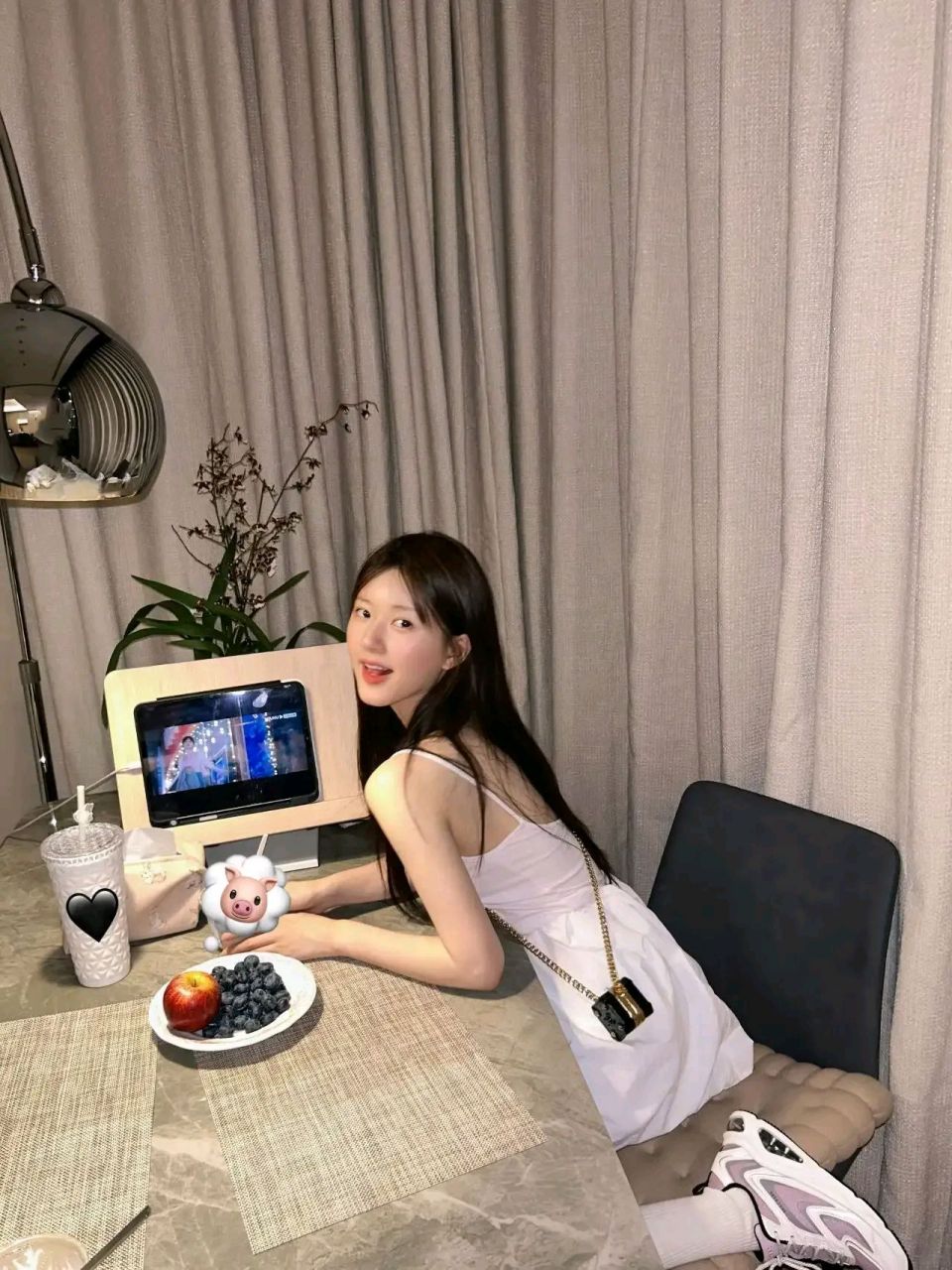 赵露思分享了她在成都的千万豪宅,仅是客厅面积就有140平方米.