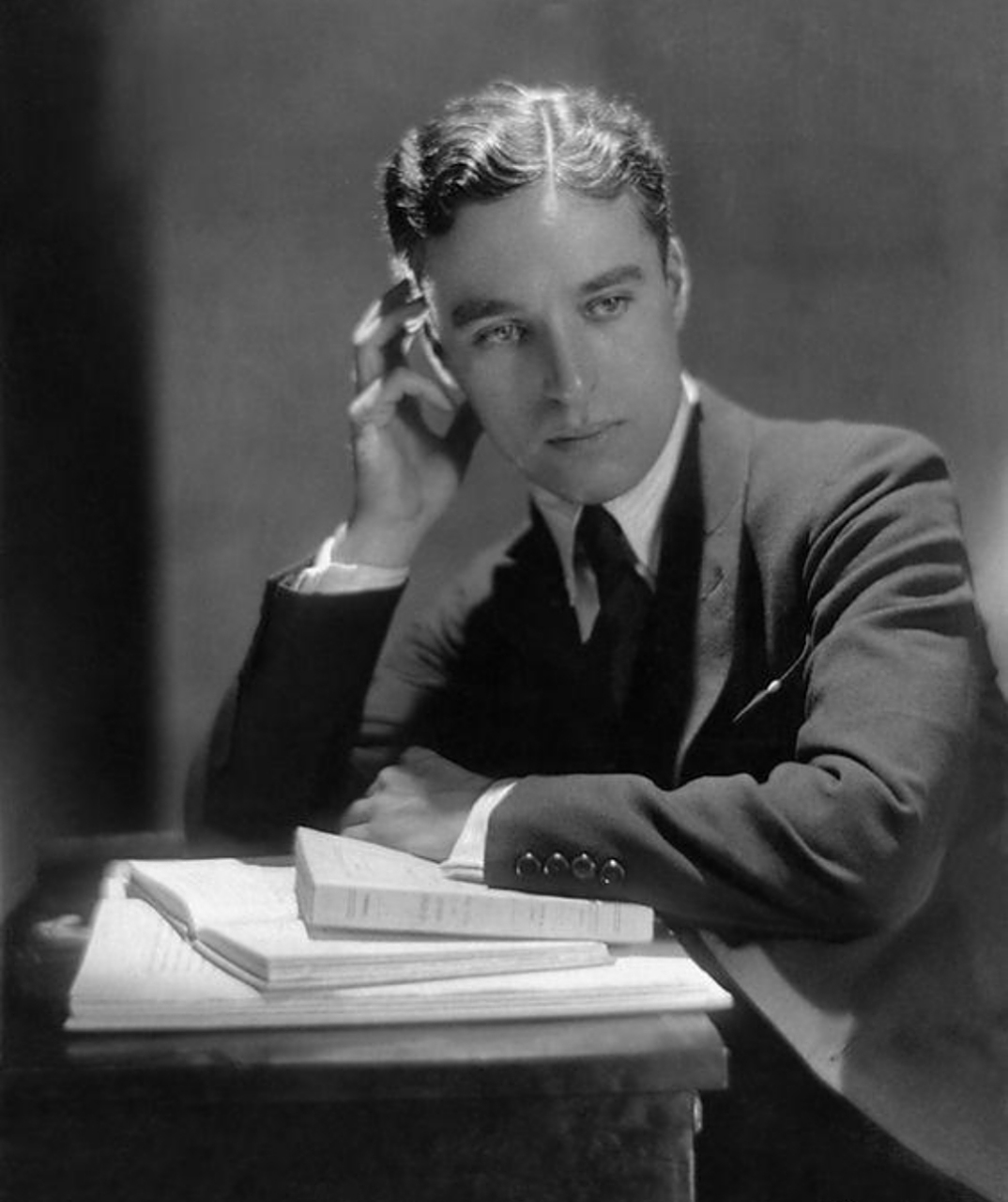 年轻时的卓别林.明明可以靠颜值吃饭,却偏偏要靠才华!