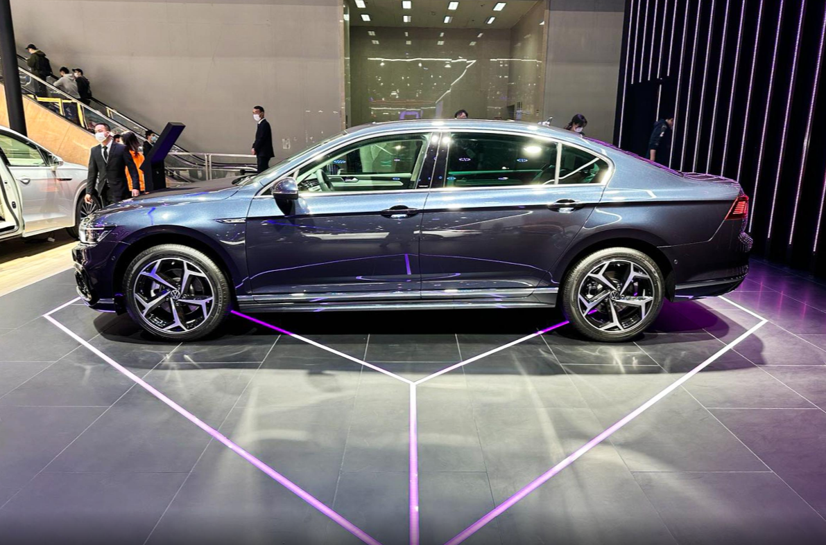 2023款迈腾,轴距2871mm,最高优惠2.3万,凯美瑞压力大了