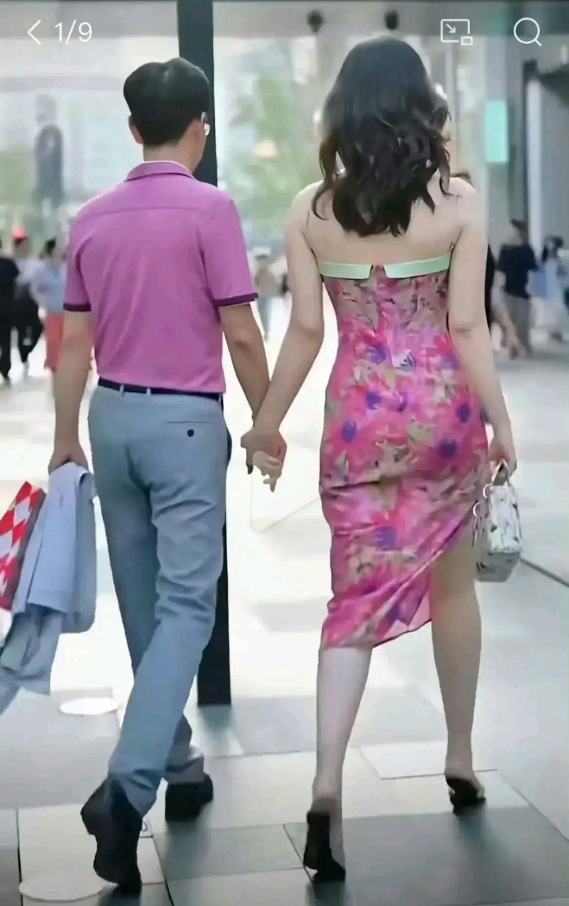 董小姐现在经过牵手门事件后,知名度有了,很多直播公司要找她带货