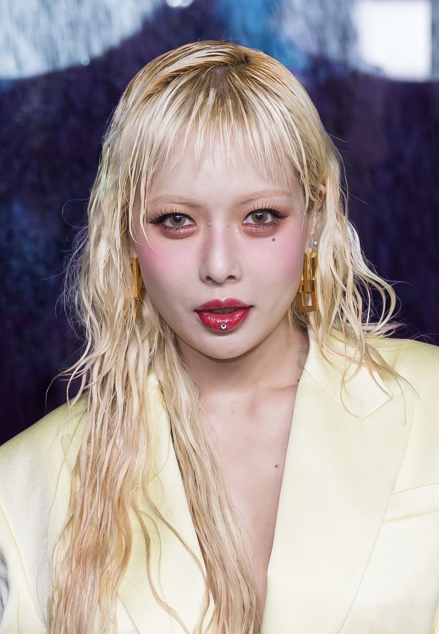 泫雅一直走在时尚的前端,每次妆造都会让人眼前一亮