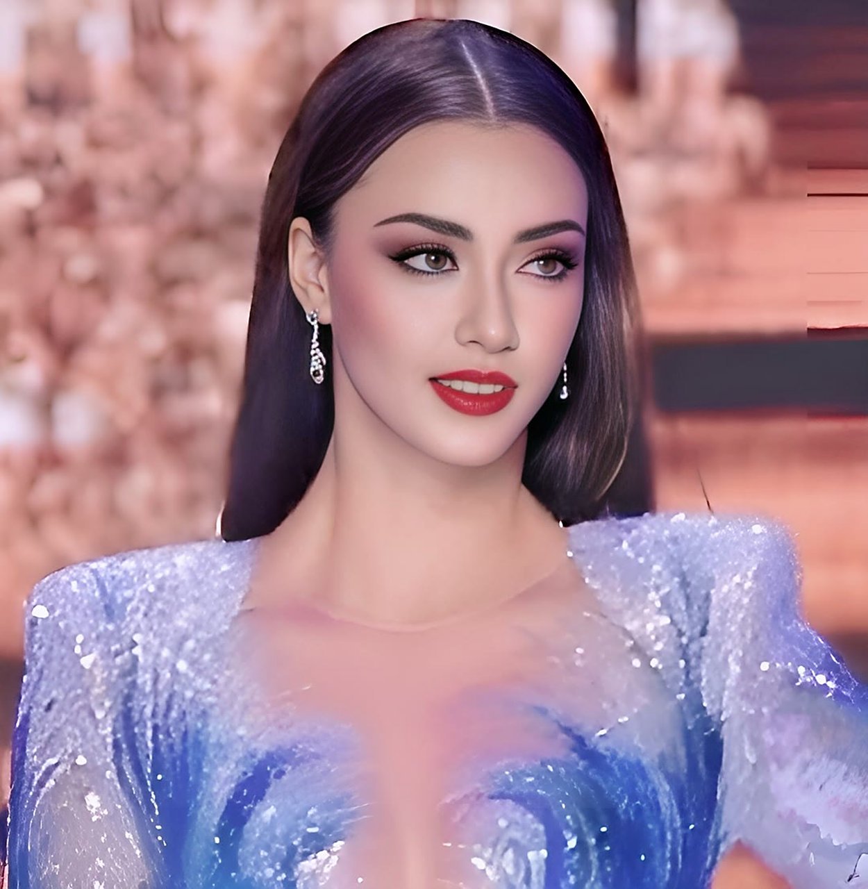 萨米·考威尔,泰英混血,1991年10月8日出生于泰国曼谷.