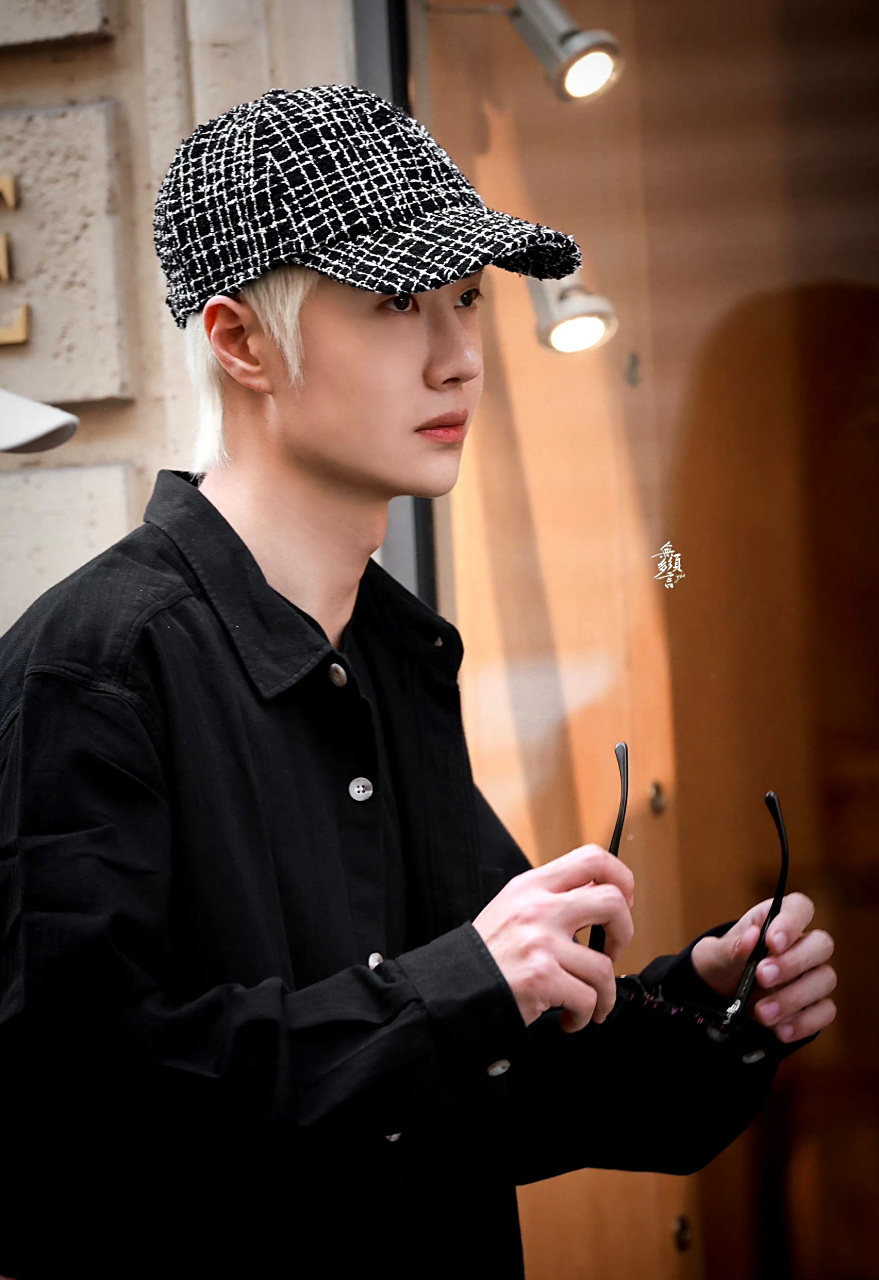 王一博巴黎时装周金发造型曝光,帅的[色].