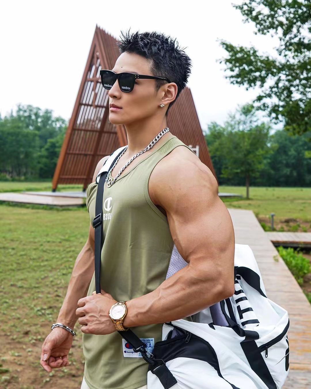 八块腹肌的明星健身教练,胸肌也好饱满,镜头里特别有男人味!