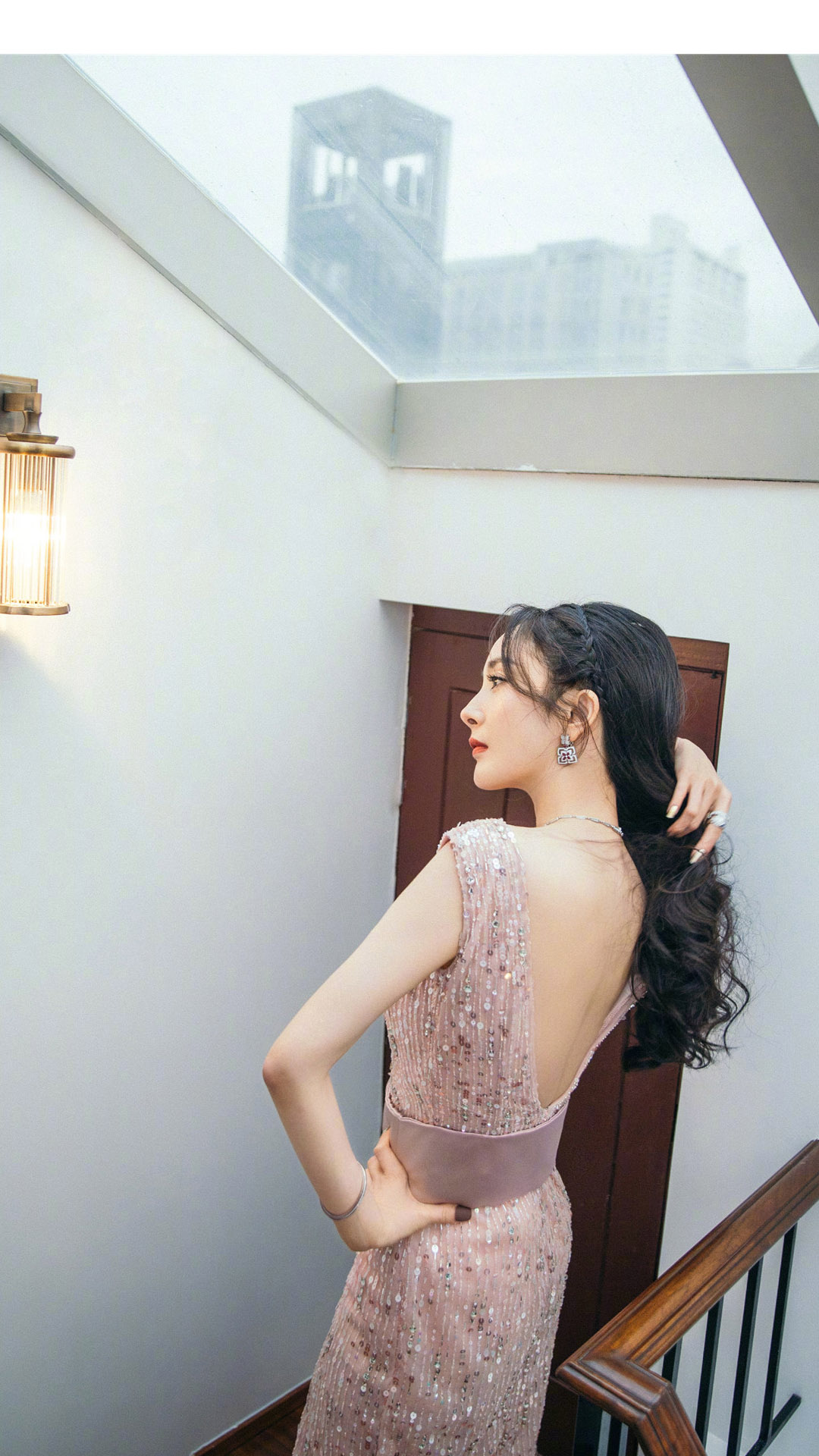 杨幂精美壁纸:一袭深v露背粉色闪钻长裙灵动清新,简约优雅!