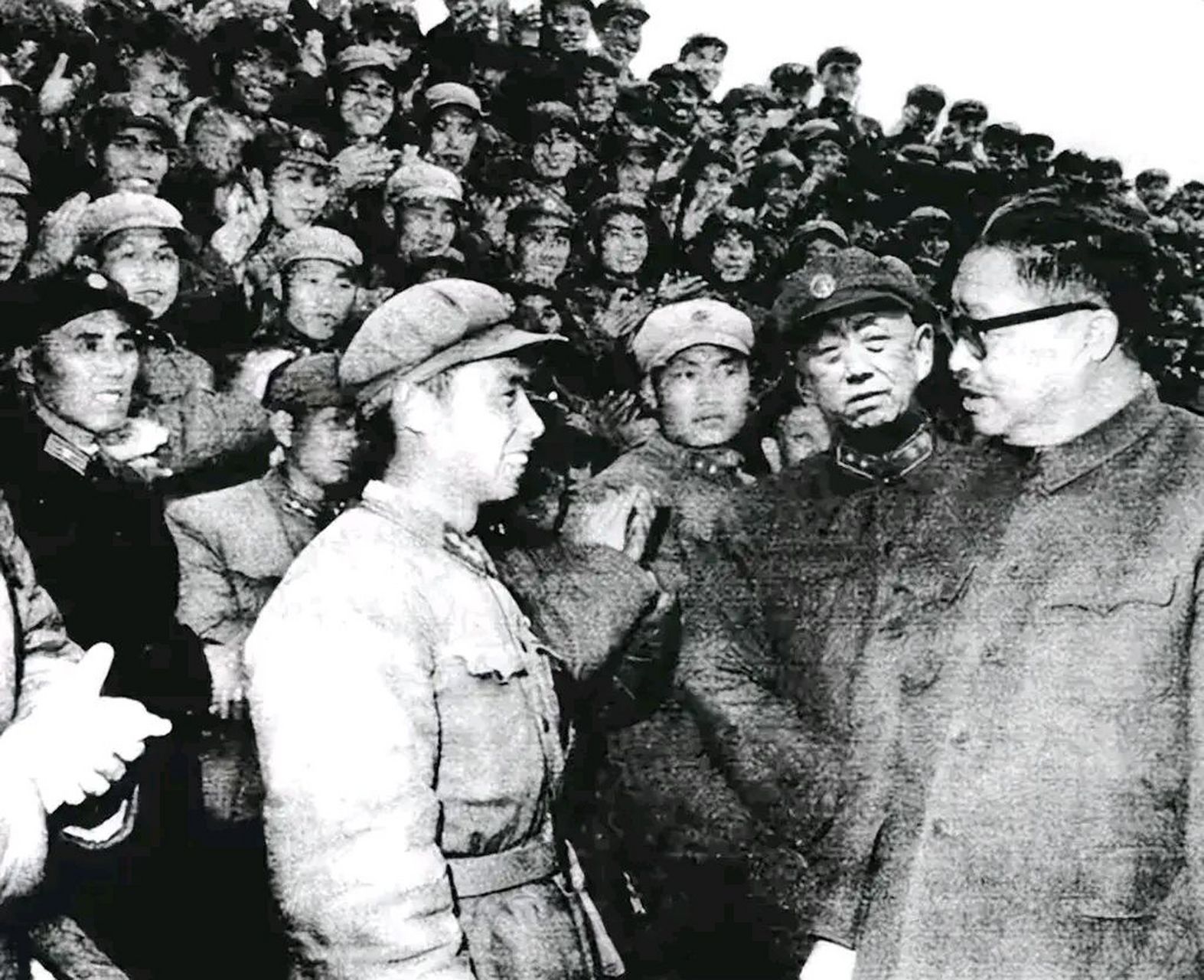 六十年代,贺龙元帅在北京军区副司令员郑维山中将(右二)等陪同下接见