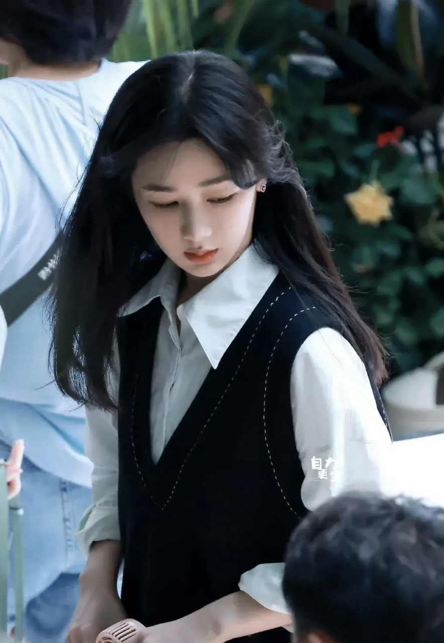 网友辣评,杨紫这生图精修的是不是有点太过了,如此活在精修里,真的有