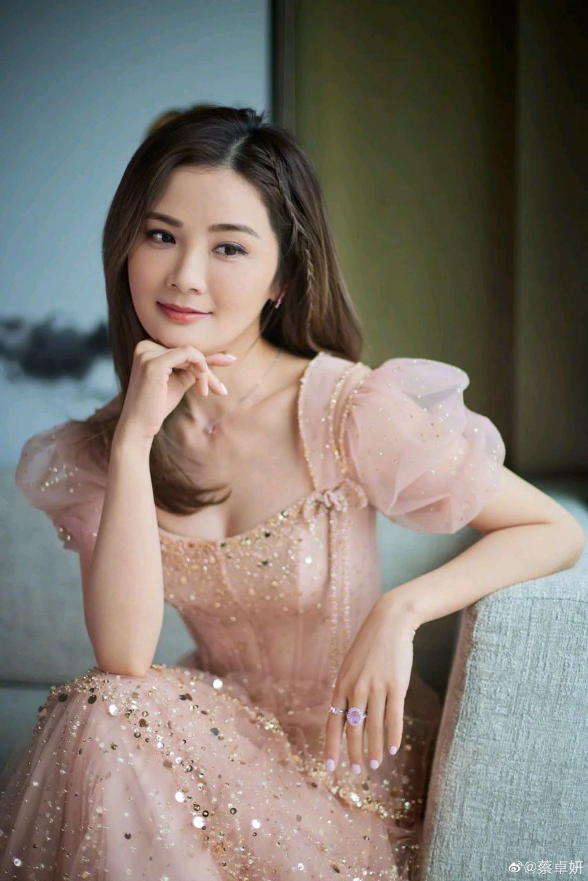 蔡卓妍晒出的惊艳美照,真是太漂亮了,新鲜出炉,一起欣赏,姐妹花穿姐妹