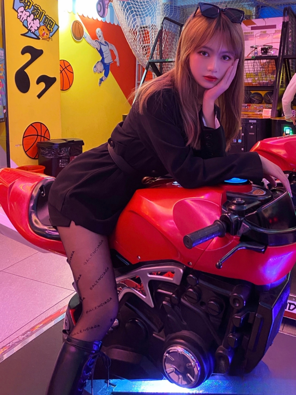 穿着巴黎世家,打电玩的小姐姐#时尚穿搭