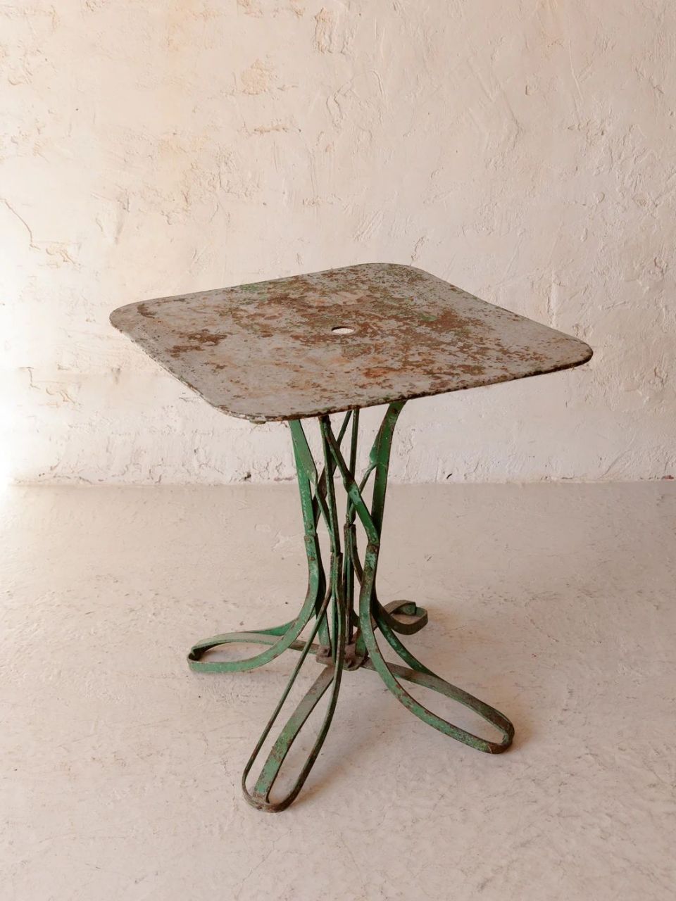 你所嫌弃的破烂桌子,却是很多人高攀不起的稀缺货,价格贵,还买不到!