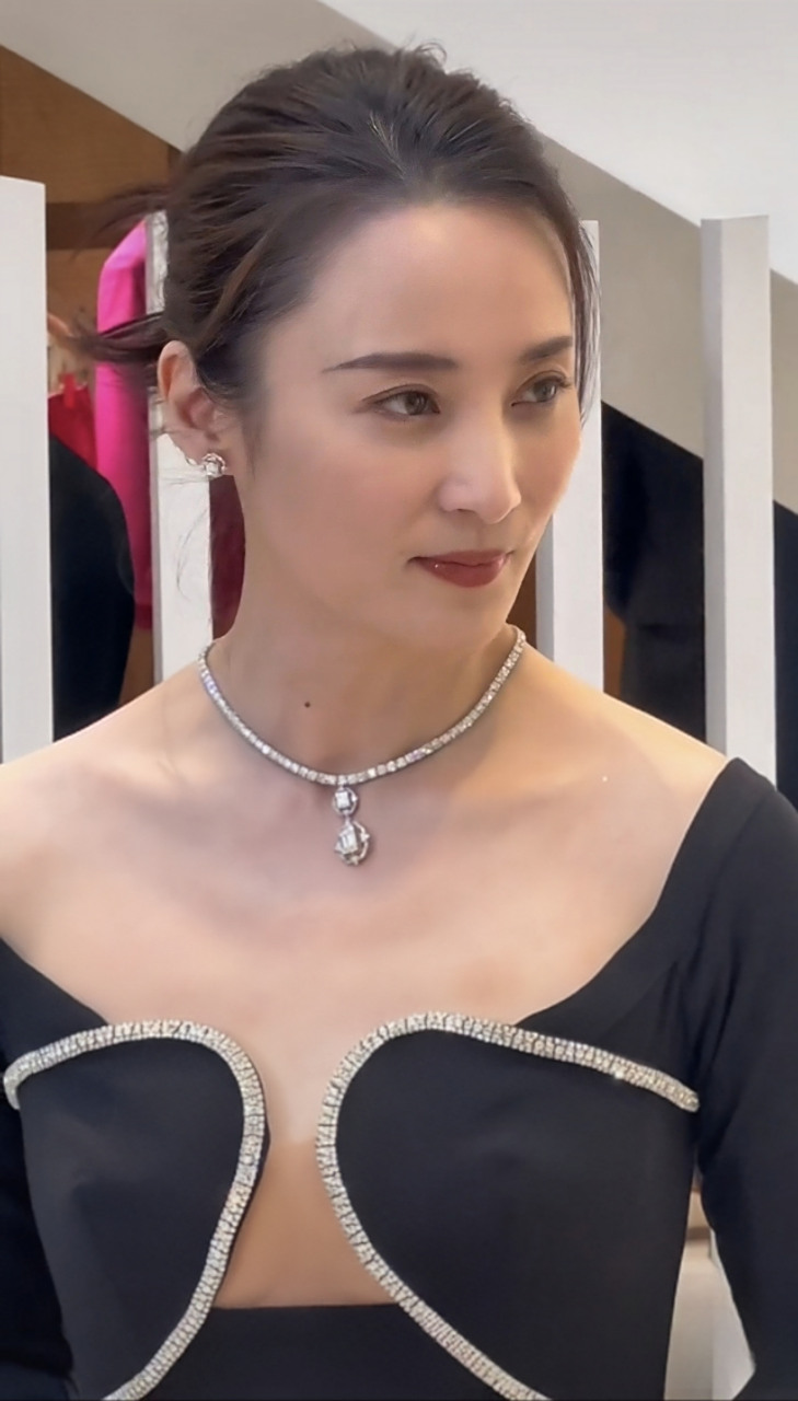 蒋勤勤最新活动生图,是因为太瘦了吗?感觉这件衣服没有穿出美感.