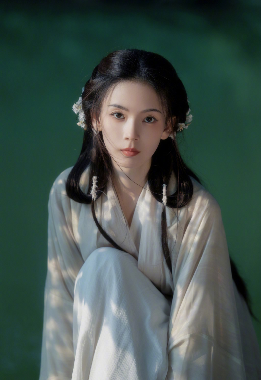 《无心法师》中,陈瑶饰演的岳绮罗,一袭红衣的娃娃脸,已是经典.