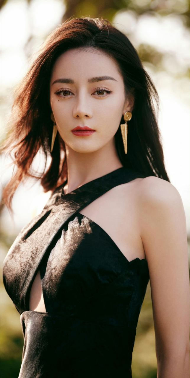 热巴小黑裙造型,勾勒出曼妙好身材!#心随星动