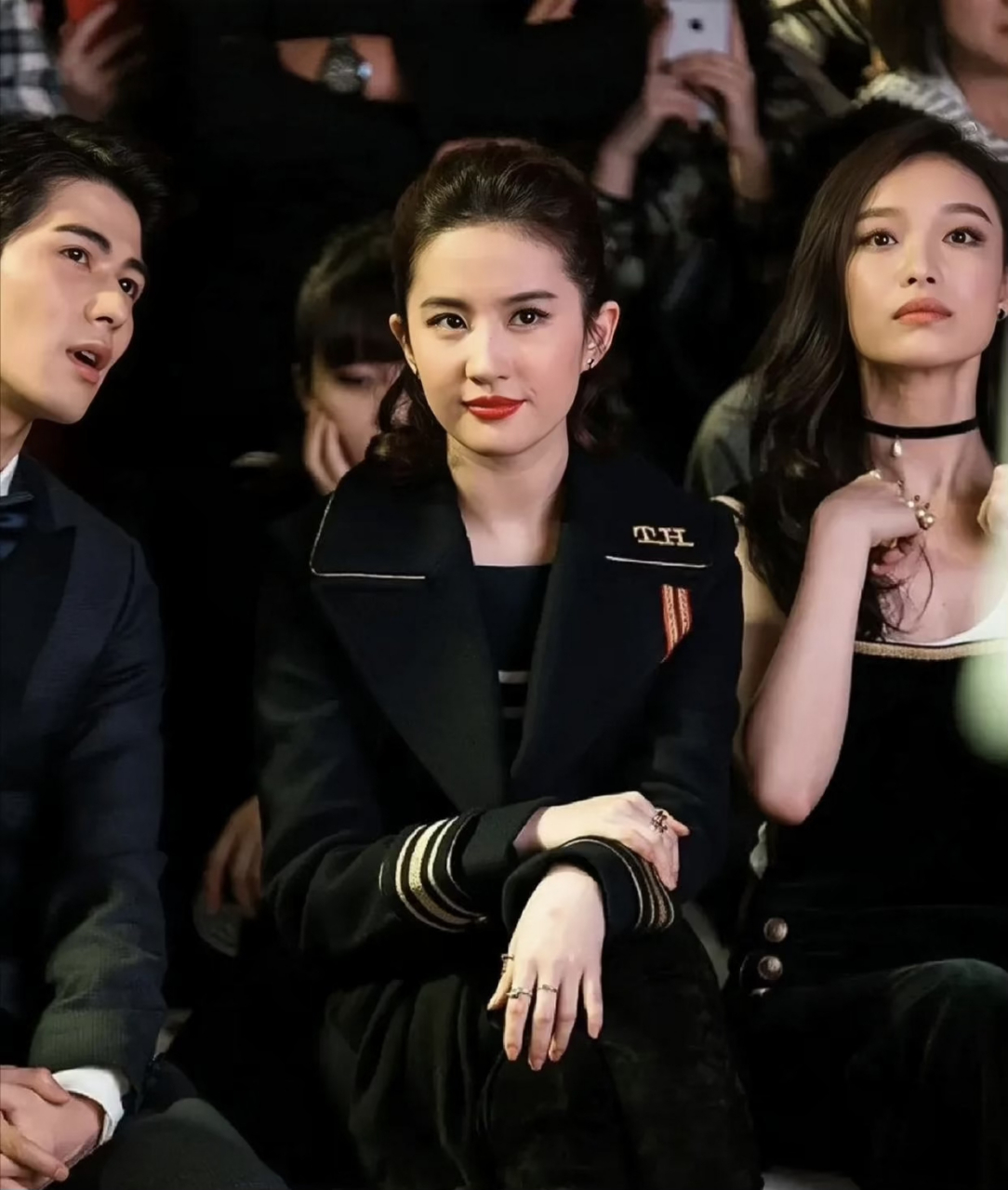 刘亦菲与倪妮,我觉得她们俩不分伯仲,各有千秋,这一波,打个平手吧.