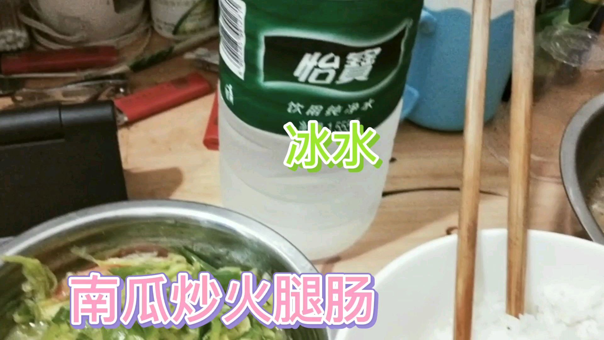 打工小伙自己烧饭吃,没有大鱼大肉,一盘家常小炒也吃得很开心