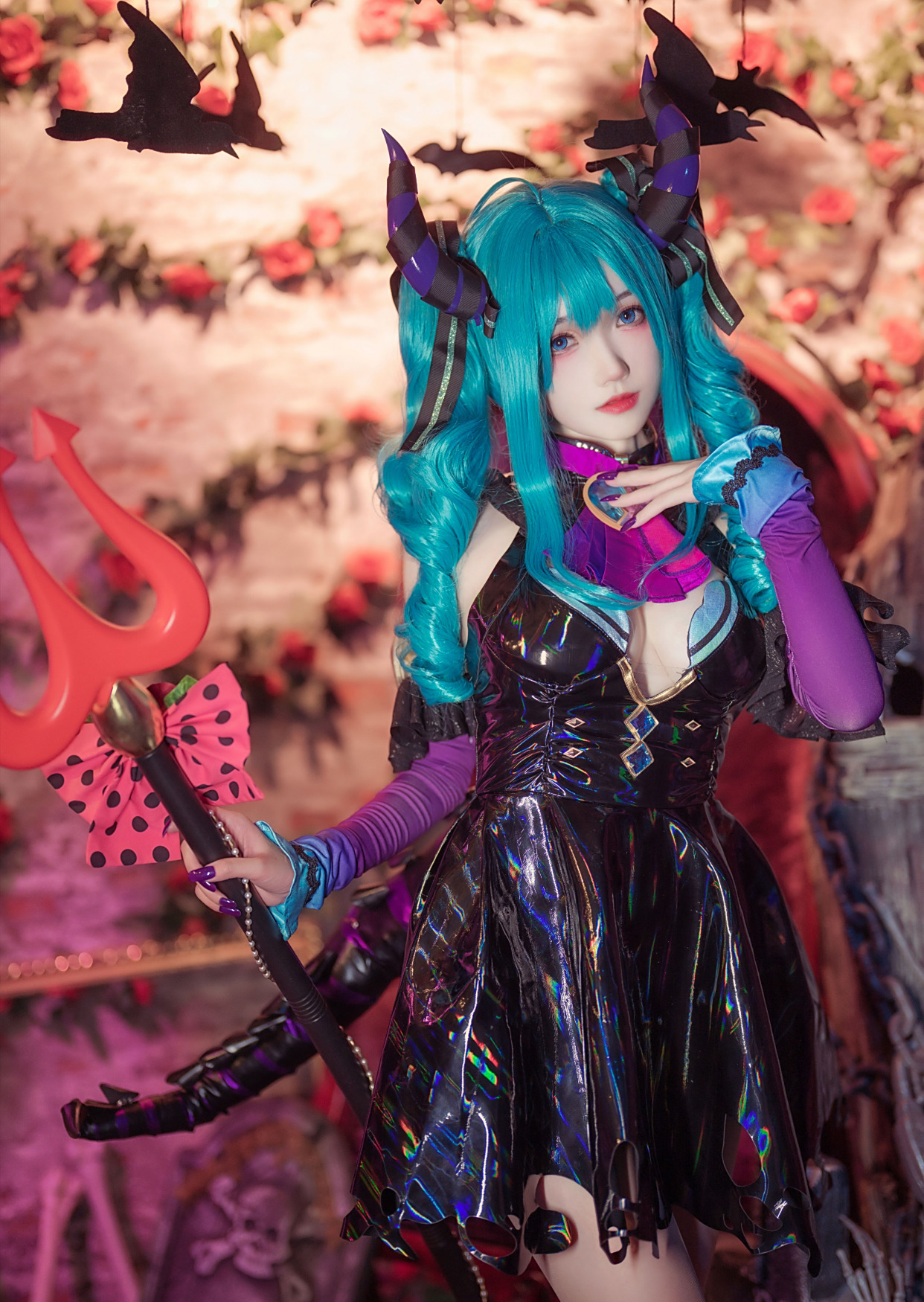 小姐姐cos蓝发小恶魔,如果归宿是地狱,你敢陪她去吗?