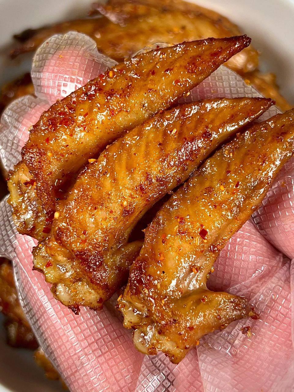 香香辣辣,鲜嫩的翅尖搭配孜然和辣椒粉吃起来好好吃,跟外面烧烤摊的