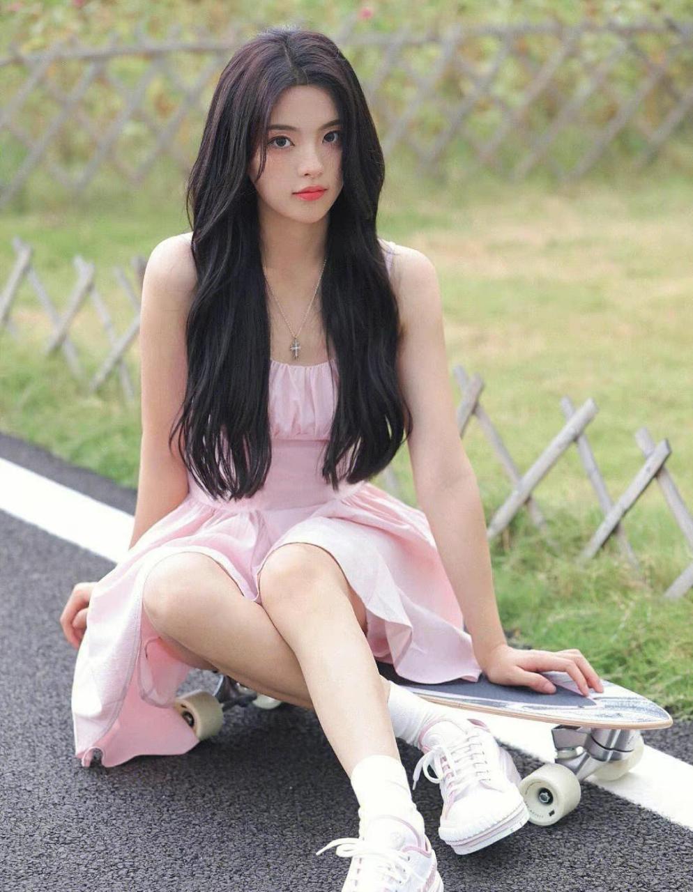 杨超越#杨超越穿粉色吊带连衣裙,搭配小白鞋玩滑板,动感时尚,活力
