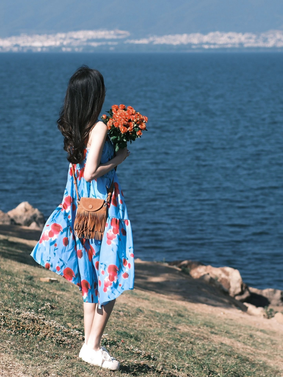 手捧玫瑰,面朝大海,向往诗和远方