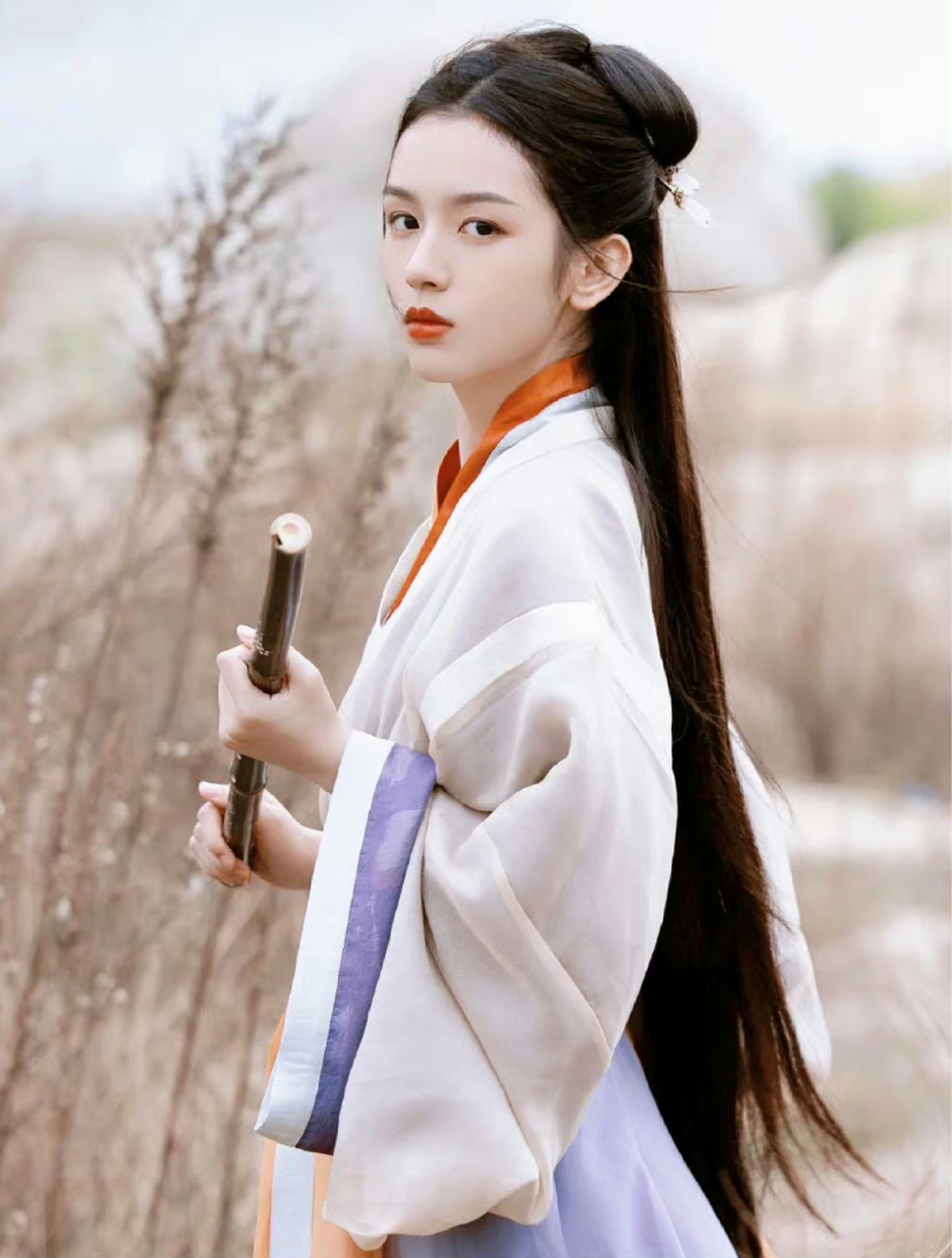 周也古装好美,撑伞抬眸真的好有氛围感,今天也是被也子的脸霸凌的一天