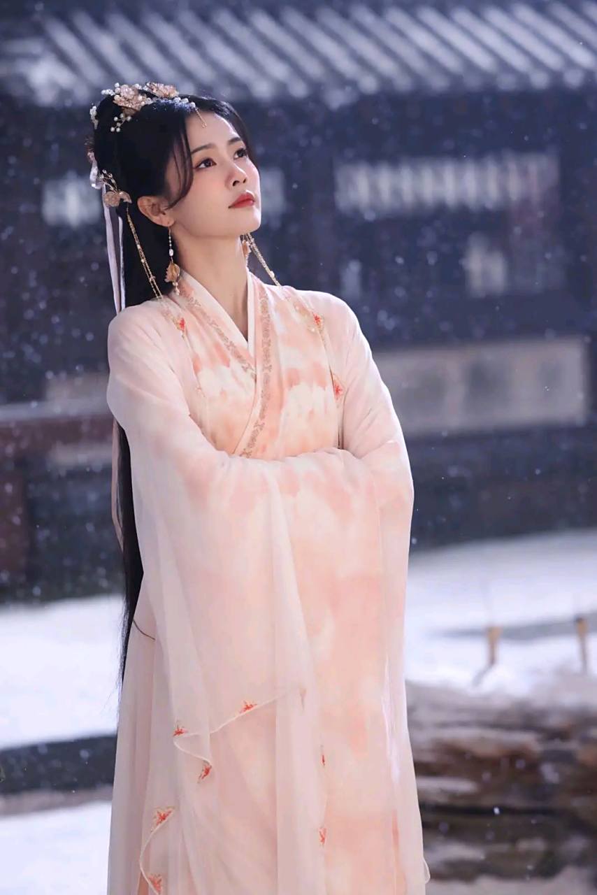 #古典国风美人# #明星古风造型# #白鹿# 白鹿长月烬明雪景照分享