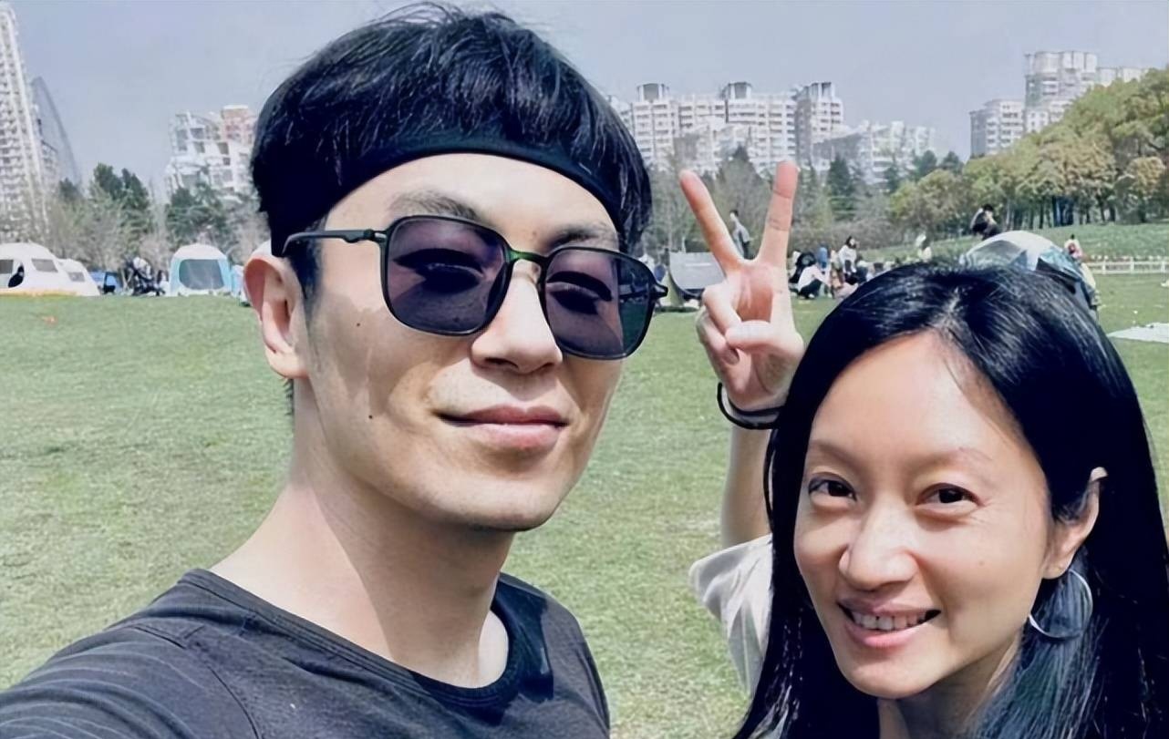 朱亚文老婆欧洲游玩,朱亚文穿浴袍现身街头,老婆打扮低调朴素
