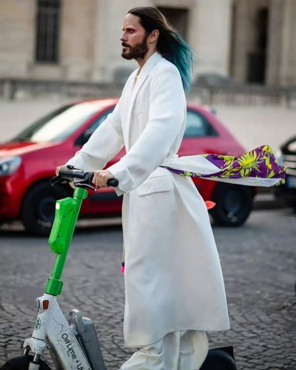 莱托少爷jared leto巴黎街头骑车被拍