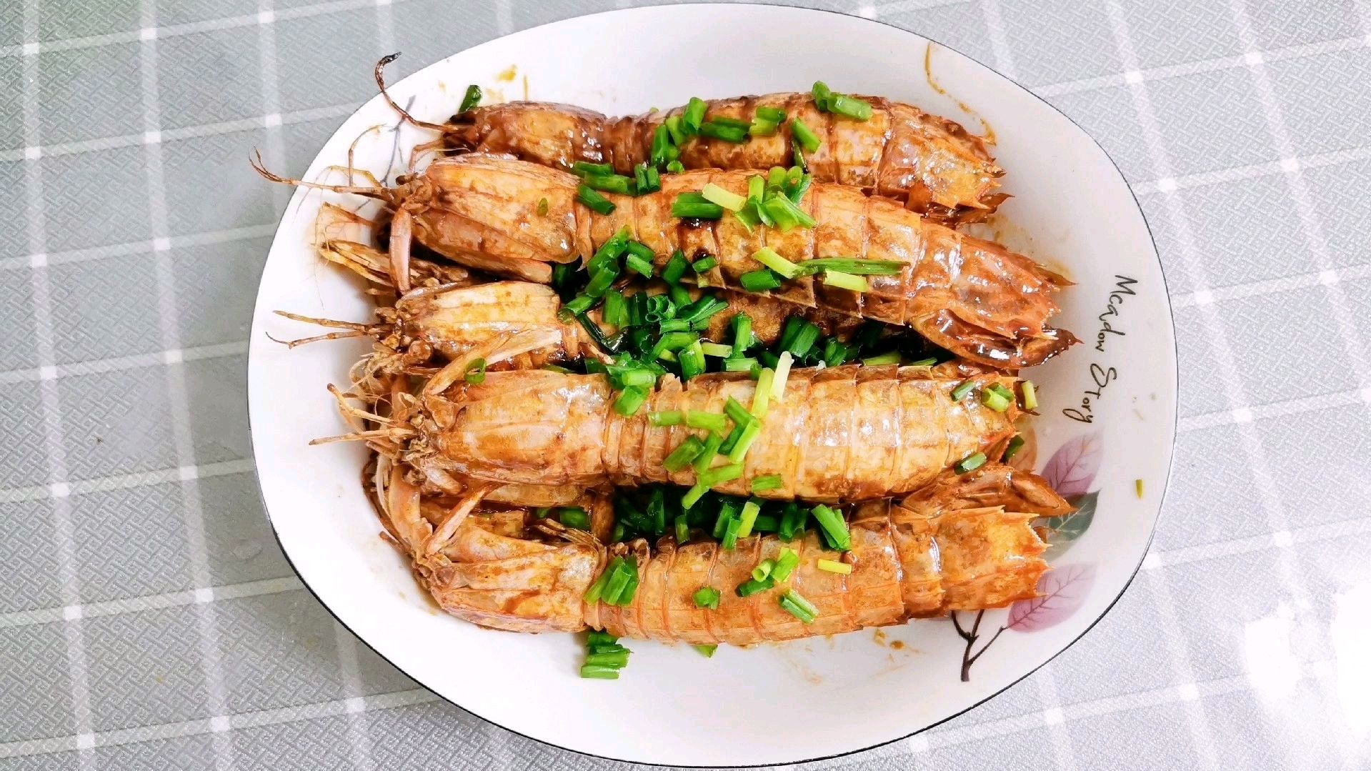 开海后市场多了好多海鲜,50块买了十条带膏濑尿虾,爆炒一顿解馋