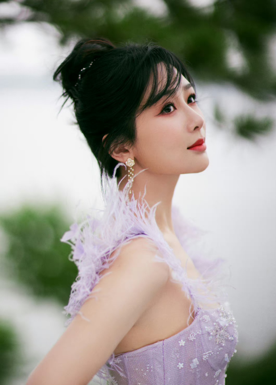 杨紫精修图和生图的差距有点子大啊[捂脸][捂脸]这胳膊p的有点厉害啊!