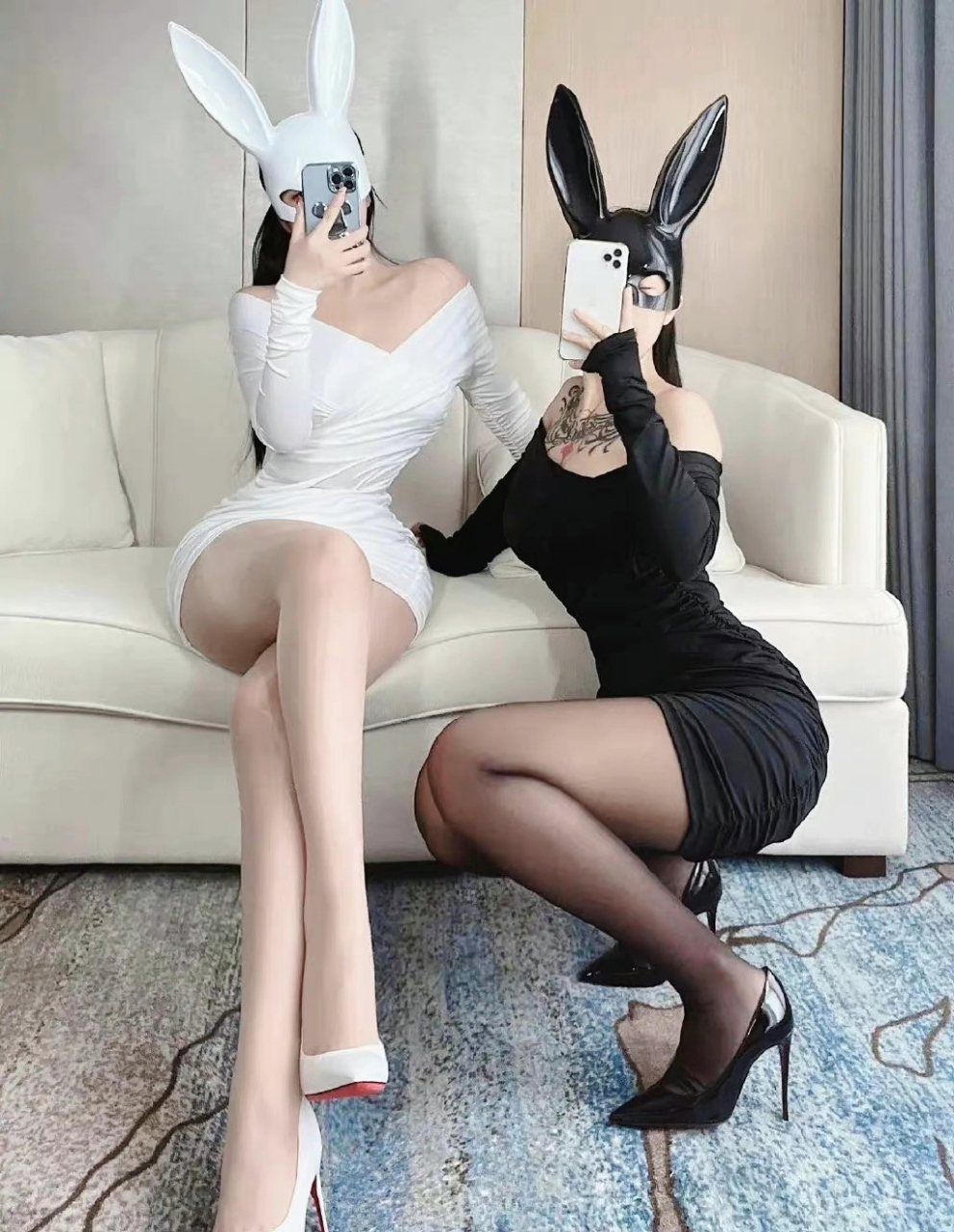 两只兔子一只大黑兔,一只大白兔#性感美女