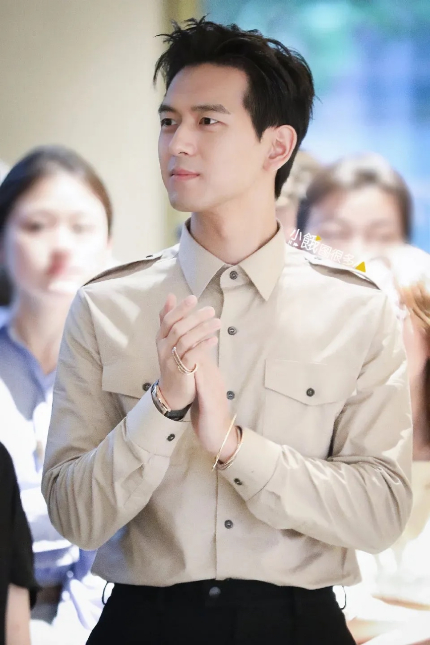 李现手上这个手镯和戒指了,太好看啦[比心][比心][比心]