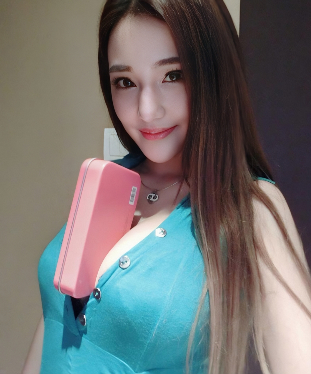 胸夹手机惊艳亮相,女星桂晶晶性感身材写真  这位演员是桂晶晶,在《追